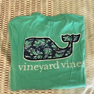 men’s vineyard vines t-shirt with a green/teal fish graphic